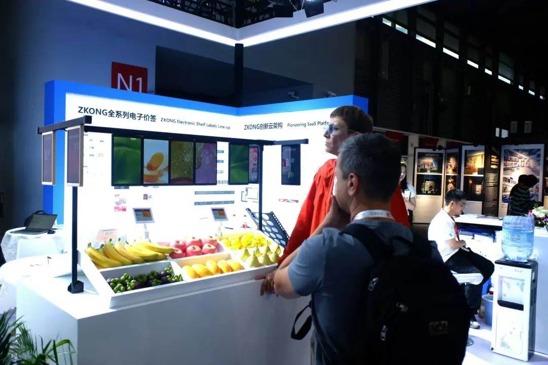 digital-screens-in-retail-stores