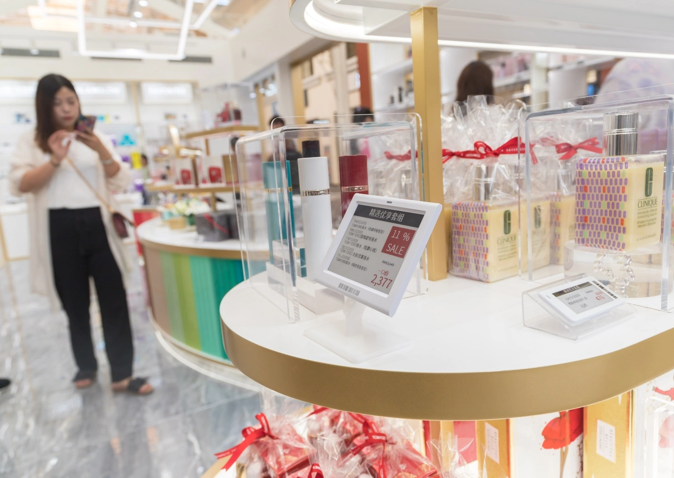 Beauty & Cosmetics Retail Solutions with ESLs and Digital Signage