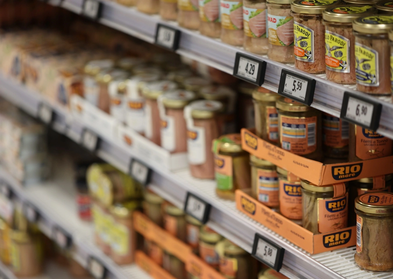 Electronic Shelf Labels and Digital Signage for Grocery Stores